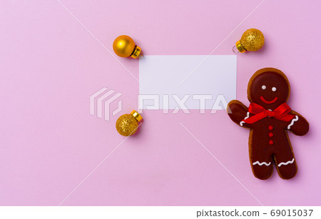 Mock up of holiday greeting card with gingerbread cookies on pink background Mock up of holiday greeting card with gingerbread cookies on pink background 69015037
