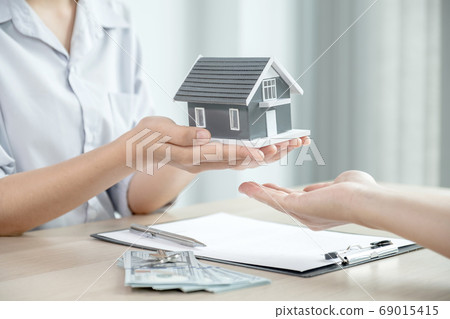 Hand a real estate agent, hold the home model, 69015415