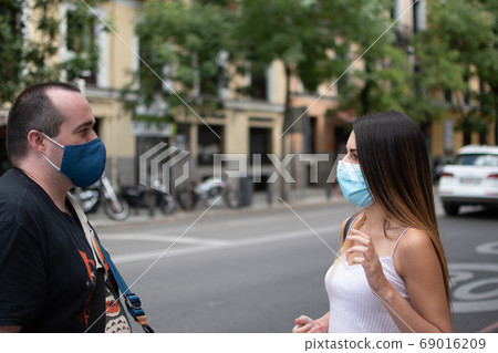 戴著口罩的外國婦女保持距離和談話 戴著口罩的外國婦女保持距離和談話 69016209