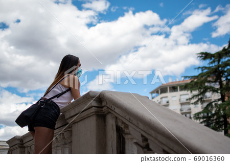 戴著面具的外國女人看起來 戴著面具的外國女人看起來 69016360