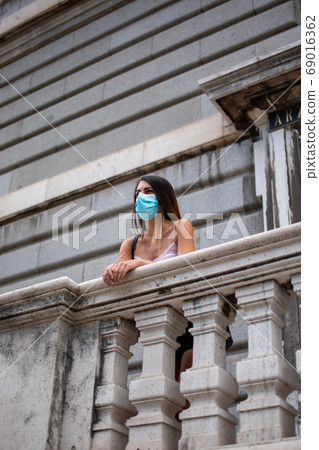 戴著面具的外國女人看起來 戴著面具的外國女人看起來 69016362