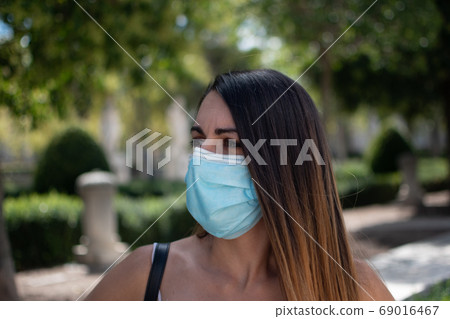 戴著面具的模特外國女人向側面看 戴著面具的模特外國女人向側面看 69016467