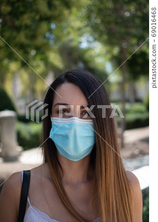 戴著面具的模型外國婦女面對前方和微笑 戴著面具的模型外國婦女面對前方和微笑 69016468