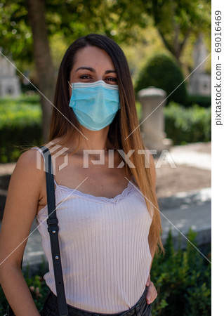 戴著面具的模特外國女人正對著前面 戴著面具的模特外國女人正對著前面 69016469