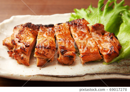 Roasted chicken 69017278