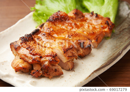 Roasted chicken 69017279
