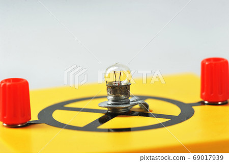 incandescent lamp on a yellow stand - equipment 69017939