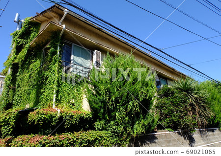 Old apartment 69021065