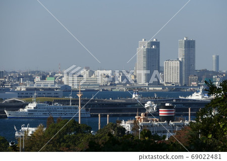 Hill park with a view of the harbor 69022481