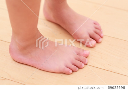 女孩赤腳 69022696