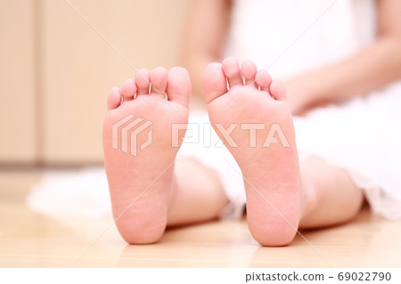 坐在睡衣的赤腳女孩 69022790