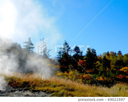 Autumn dandruff hot spring with drifting water Autumn dandruff hot spring with drifting water 69022897