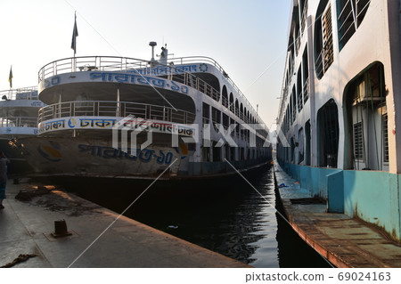 孟加拉國達卡Shodorut的一艘長途船復古船體和艙室 69024163