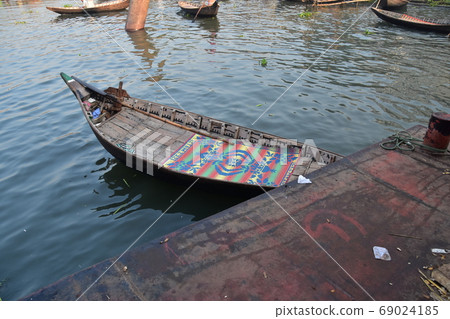 孟加拉國達卡·肖多哥（Dhaka Shodorgut）的一艘舊木船 69024185