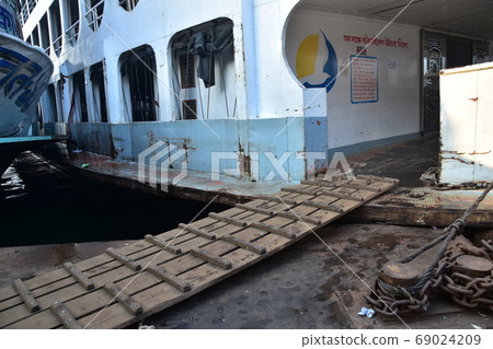 孟加拉國達卡Shodorut的一艘長途船復古船體和艙室 孟加拉國達卡Shodorut的一艘長途船復古船體和艙室 69024209