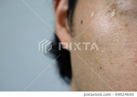 緊張和滿頭大汗的男人的特寫 69024680