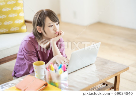 在家工作往膝上型計算機的少婦 在家工作往膝上型計算機的少婦 69024840