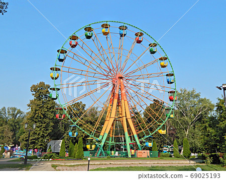 Ferris wheel attraction in the city park of the city of Tambov. Ferris wheel attraction in the city park of the city of Tambov. 69025193