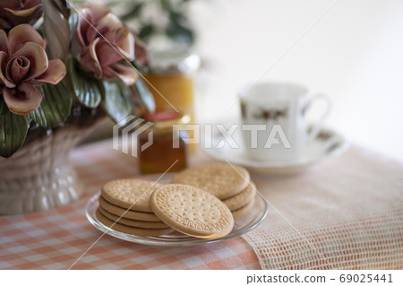 Tea time with biscuits under natural light 69025441