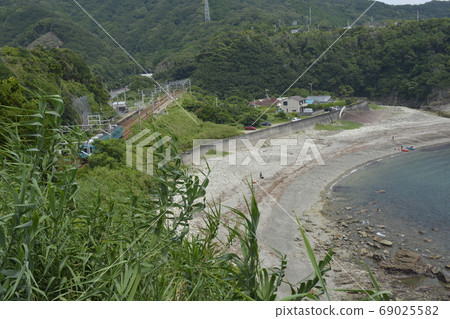 [Waka Station on the JR Kisei Main Line] A countryside station with a view of the sea 69025582