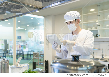 Male cook's lunch center kitchen Male cook's lunch center kitchen 69025674