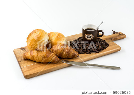 hard roll and croissant 69026085