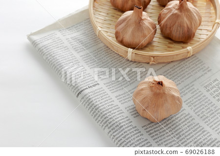 從早晨黑大蒜,以防止夏季脂肪 從早晨黑大蒜,以防止夏季脂肪 69026188