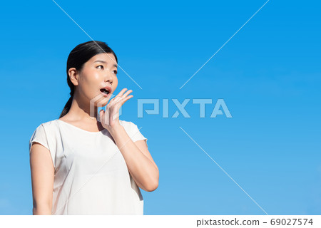 Image of a surprised woman 69027574