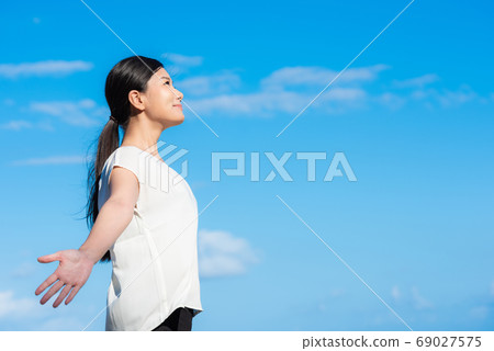 一個微笑的女人的形象 一個微笑的女人的形象 69027575