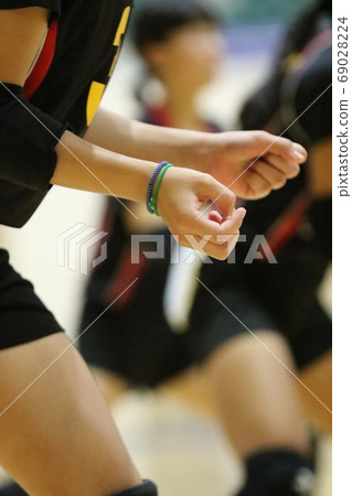 接發球前的排球運動員 69028224