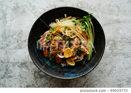 Tuna steak bowl 69029735