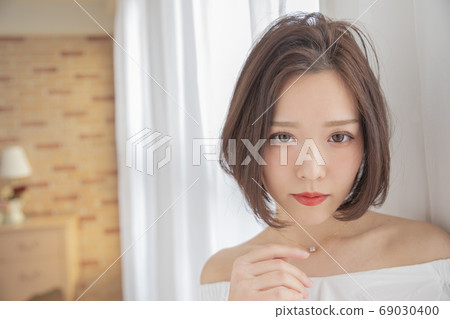 Medium curly hair Bob style woman 69030400