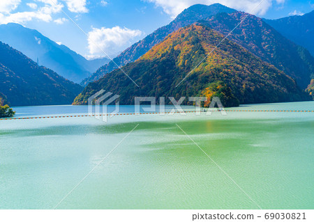 Takase Gorge, Omachi Dam Autumn Leaves [Nagano Prefecture] 69030821