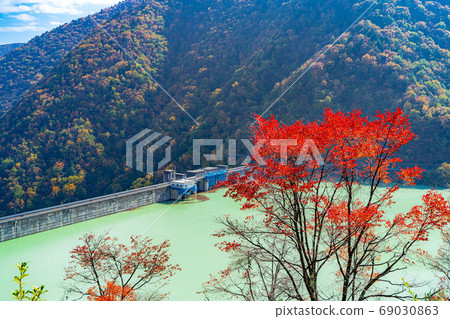 Takase Gorge, Omachi Dam Autumn Leaves [Nagano Prefecture] 69030863