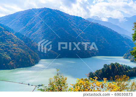 Takase Gorge, Omachi Dam Autumn Leaves [Nagano Prefecture] 69030873