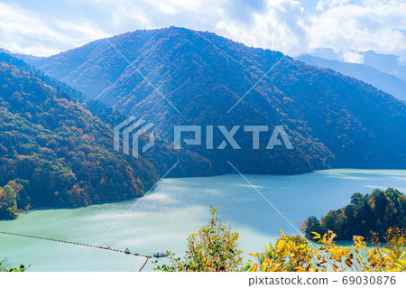 Takase Gorge, Omachi Dam Autumn Leaves [Nagano Prefecture] 69030876