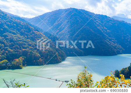 Takase Gorge, Omachi Dam Autumn Leaves [Nagano Prefecture] 69030880