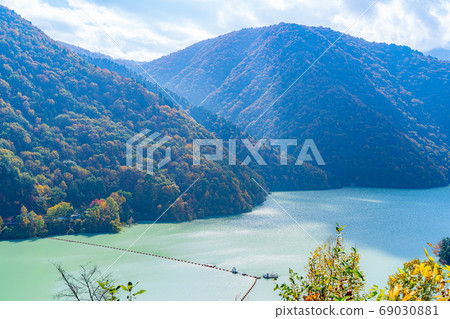 Takase Gorge, Omachi Dam Autumn Leaves [Nagano Prefecture] 69030881