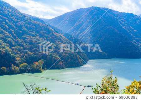 Takase Gorge, Omachi Dam Autumn Leaves [Nagano Prefecture] 69030885