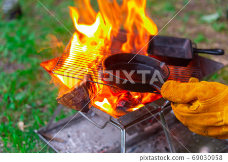 燒烤後的煎鍋 燒烤後的煎鍋 69030958