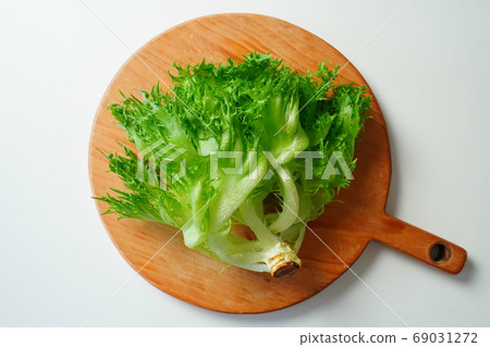 Frill lettuce 69031272