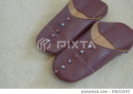 Babouche instead of slippers in the room 69032043