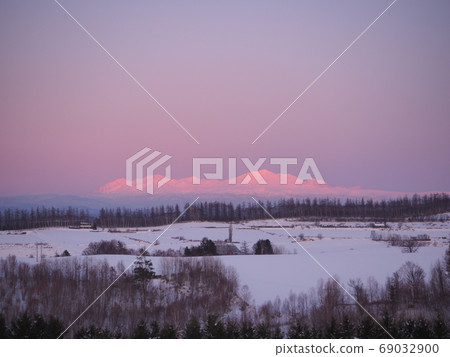 大雪山在晚霞 69032900