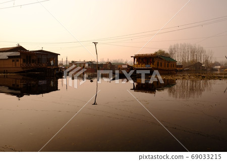 印度克什米爾最北端的雪山和斯利那加城市景觀 69033215