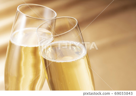 用香檳慶祝特殊的日子或週年紀念 69033843