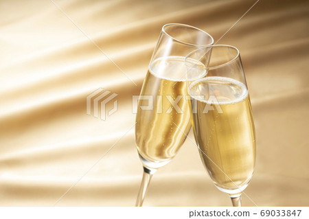 用香檳慶祝特殊的日子或週年紀念 69033847