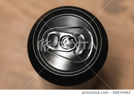 Closed shiny black aluminum can, top view 69034462