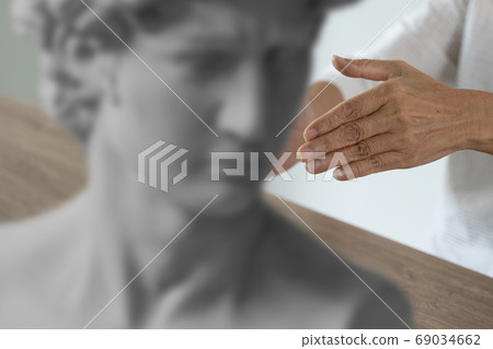 Attentive senior woman Art and Sculpture fun at the creative wor 69034662