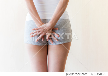 A woman who keeps her buttocks. 69035036