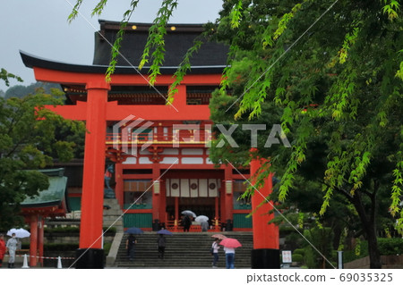 Fushimi Inari Sakuramon and fresh green autumn leaves 69035325